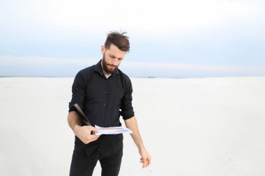   Deniz araştırma yürüten coğrafyacı erkek yasaktır. 