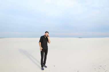   Koca sahil sm yürüyüş karısı ile smartphone üzerinde konuşma