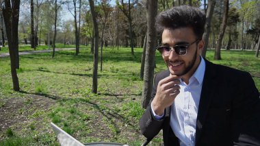 Jigolo manifatura tarafından laptop internet yeni bayanla.