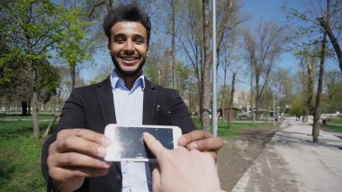 Modern caf oturan çekici çift . 