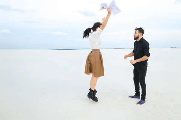 Periodistas del futuro feliz hombre y mujer promueven proyecto de —  Fotos de Stock