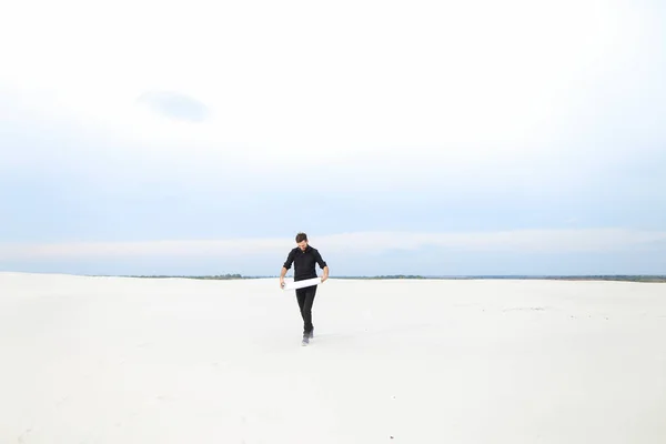 Chemik mężczyzna z smartphone skaczą z radości w opustoszałej pla — Zdjęcie stockowe