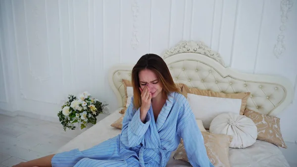 Vrouwen in slecht humeur, boos en huilen, zittend op Bed in ruime slaapkamers. — Stockfoto