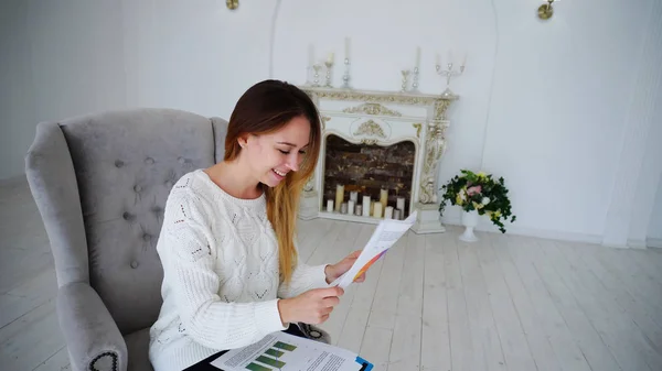 Schattig vrouwtje secretaris bedrijf papier en tekening handen, op zoek naar de Camera en — Stockfoto