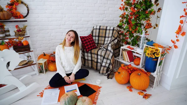 Meisje Freelancer werken met documenten en grafieken, glimlachend en zittend op de vloer — Stockfoto