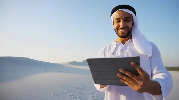 Succès Arabe homme d'affaires tient dans les mains et utilise tablette, s — Photo