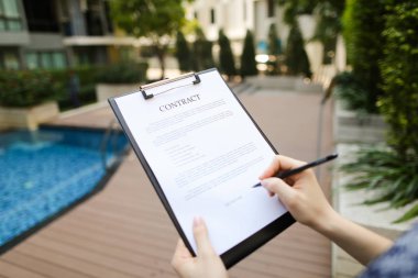 kadın işaretleri sözleşme binasının arka plan üzerinde portresi kapatın