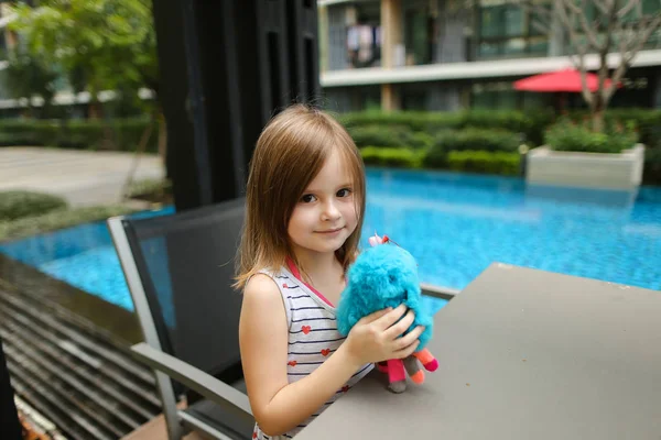 子供の女の子がプールでおもちゃを取得します。 — ストック写真