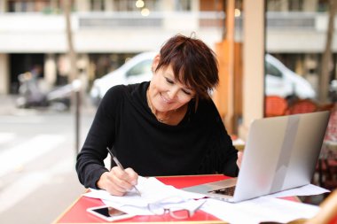  Orta yaşlı kadın extramural öğrenci dizüstü için kullanma 