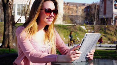 Ferah kız erkek Park tarafından tablet görüntülü arama yapma bir