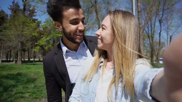 Muchacho musulmán y muchacha joven solicitados a la oficina de registro y llamadas t —  Fotos de Stock