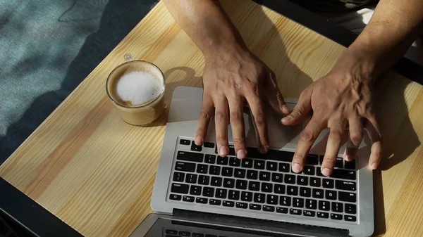 Kritiker nutzt Laptop für Arbeit. — Stockfoto