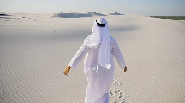 Величні молодих Аравійського ОАЕ Шейха шукає красивий параметр — стокове фото
