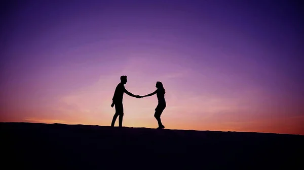 Felice amore, ragazzo e ragazza che ballano sulla cima di una collina sabbiosa a metà — Foto Stock