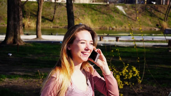 Felice persona femminile che parla da smartphone nel parco e di lavoro w — Foto Stock