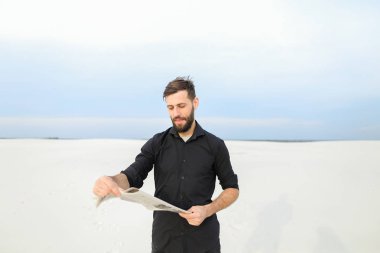     Doktor okuma gazete kırsal kesimde. 