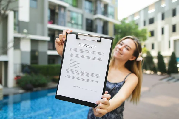 Joven hermosa mujer ofrece firmar contrato. Centrarse en el documento — Foto de Stock