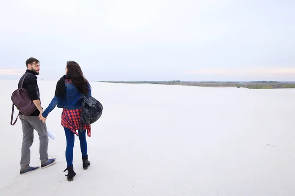 Vriendin en vriend hand in hand gaan naar gezamenlijke photoshoo — Stockfoto