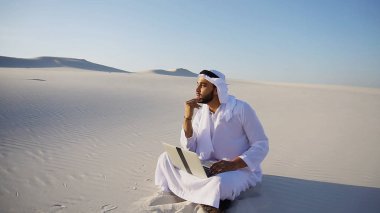Eğitimli erkek Müslüman Arap BAE Şeyh mimar gadg ile oturur