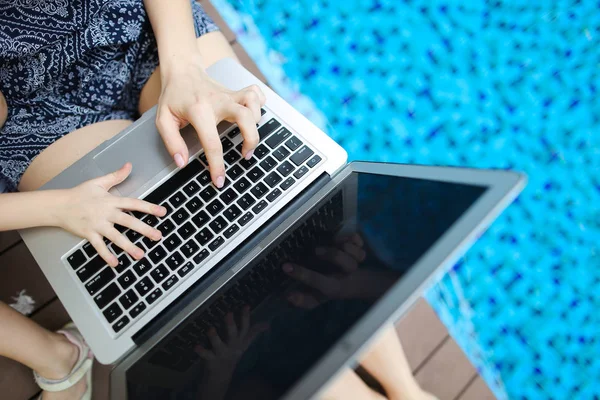 Fechar as mãos da família pressionando teclado no laptop dia ensolarado nadar — Fotografia de Stock