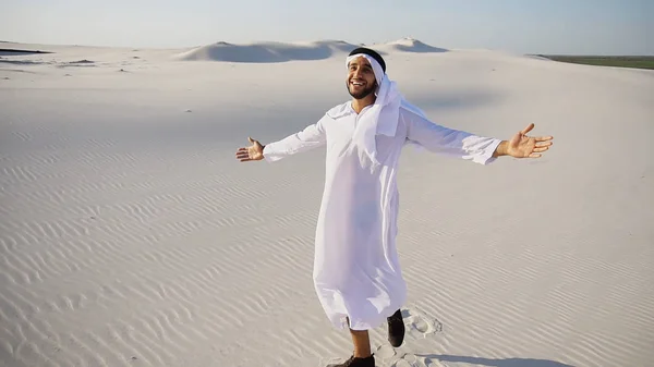 Bella Emirato Sheikh si affaccia in lontananza carovana di cammelli — Foto Stock