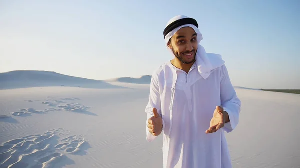 Attractive Arabic male guide talks about pros of traveling and l — Stock Photo, Image
