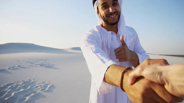 Portrait du beau guide touristique arabe Cheikh Emirate , — Photo