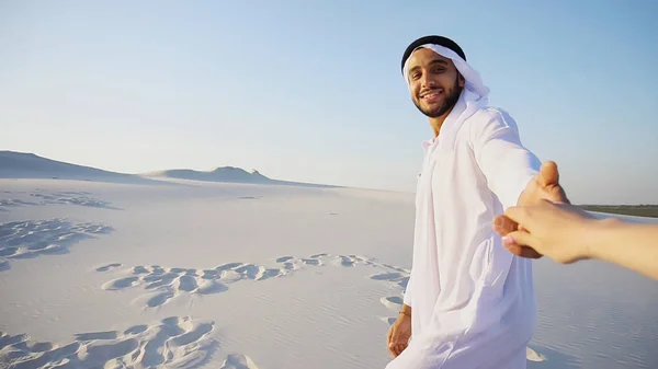 Porträtt av vacker arabisk Sheikh Emirate manliga turistguide, — Stockfoto