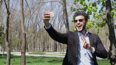 adam kız kardeşi tarafından telefon ve başparmak gösterilmesini, barış şarkı el