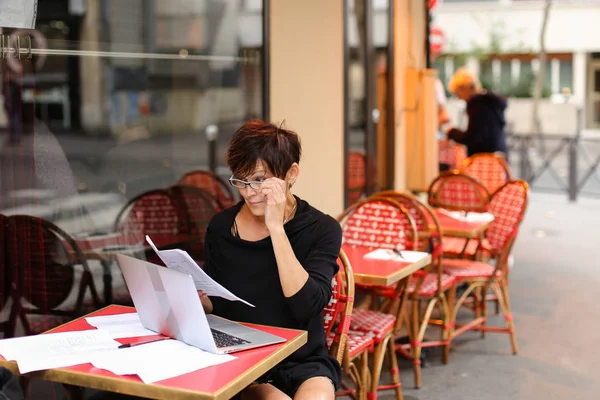 Cansada empleada del banco añade plan financiero en el portátil — Foto de Stock