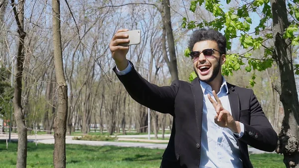 adam kız kardeşi tarafından telefon ve başparmak gösterilmesini, barış şarkı el