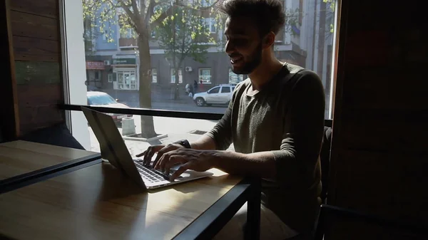 Makler kaufte neuen Laptop und Tastatur. — Stockfoto