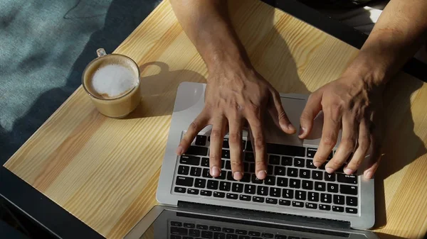 Kritiker nutzt Laptop für Arbeit. — Stockfoto