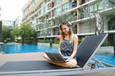 çalışan genç kadın yeni dizüstü bilgisayar açık havada uzaktan ücretsiz kullanan