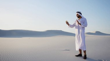 Neşeli Arap Şeyh erkek turist aramalar arkadaş Videocall b