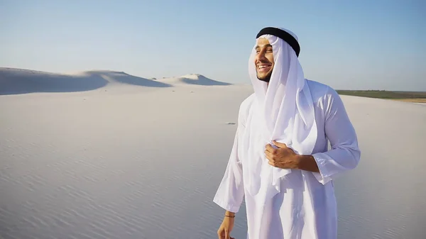 Hermoso Emirato Sheikh mira a lo lejos caravana de camellos —  Fotos de Stock