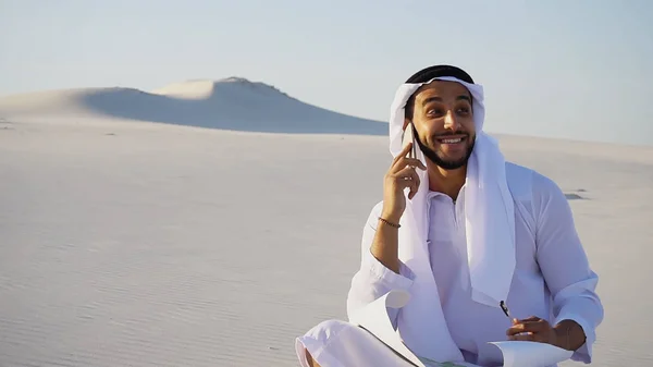 Confident male Arabian UAE Sheikh builder speaks on cellular wit — Stock Photo, Image