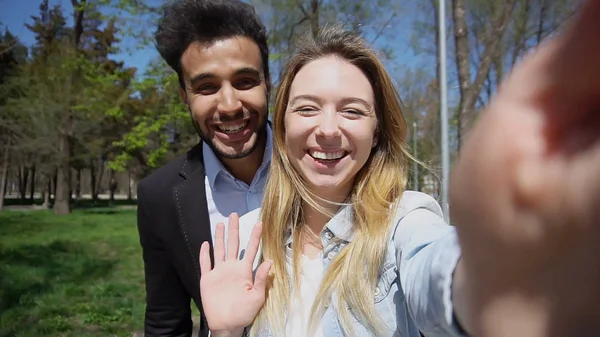 Les jeunes parents envoient des baisers à l'enfant par téléphone . — Photo