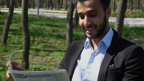 Homem lendo jornal e sorrindo . — Fotografia de Stock