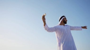 İçinde iletişim aracı olan Arap Şeyh adam portresi 