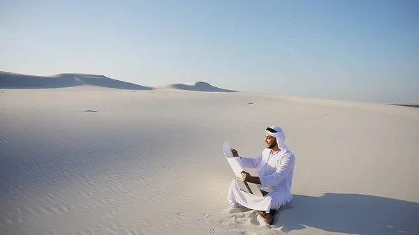 Architekt muzułmanów arabskich ZEA Sheikh siedząca z laptopem na piasku — Zdjęcie stockowe