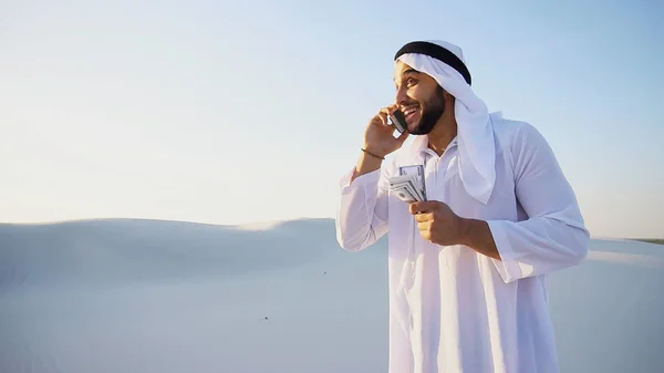 Homem muçulmano homem de negócios fala por telefone e compartilha notícias com comp — Fotografia de Stock