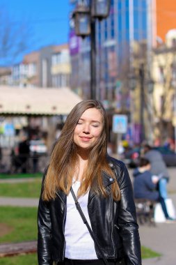 Jocund kız şehirde geziniyor.