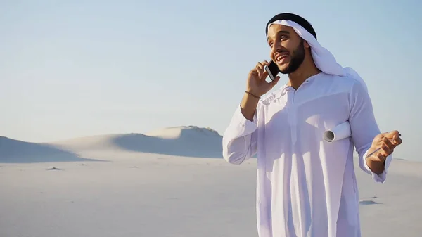 Bonito arquiteto árabe xeque muçulmano falando no celular com — Fotografia de Stock