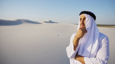 Görkemli Arap BAE Şeyh adam mesafe ve su birikintisi zor görünüyor