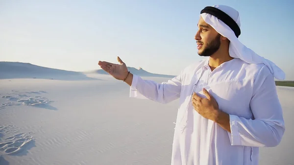 Atrakcyjne arabski mężczyzna Przewodnik opowiada o plusy podróży i l — Zdjęcie stockowe