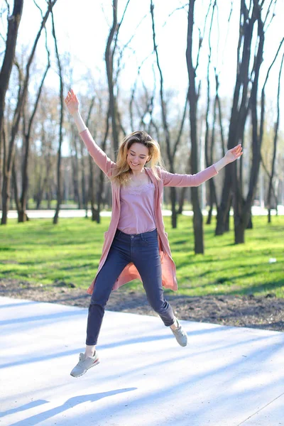 Jocund weibliche Person tanzt im Park. — Stockfoto