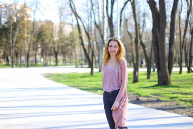 Gülümseyen ve bahar Park'ta yürüyordunuz kameraya, güzel kız.