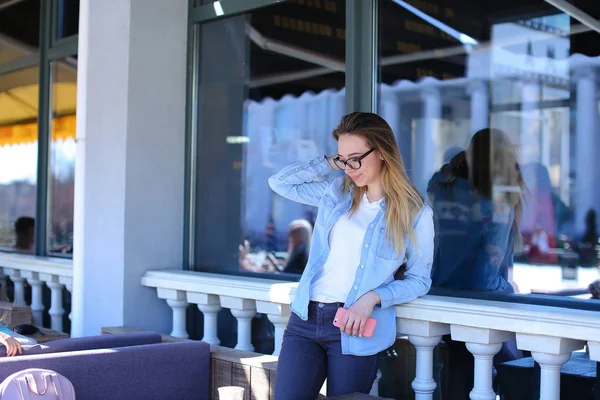 Menina bonita de pé perto da janela com smartphone . — Fotografia de Stock