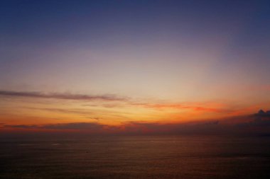 manzara ışık, gökyüzü ve akşam, turuncu günbatımı Adaman deniz ufuk yakınındaki bulutlarda
